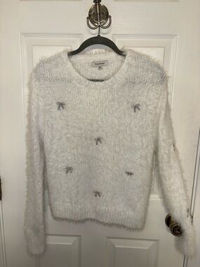 Francesca's Collections White Fuzzy Bow-Accent Crewneck Sweater